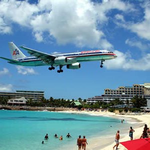 Prenses Juliana Uluslararası Havaalanı Karayiplerdeki St Martin Adasının Hollandaya ait kısmında bulunmakta Sadece 2 bin 180 metre olan pisti ve büyük jetlerin plajda güneşlenenlerin 30 hatta 20 metre üstünden inmesiyle ünlü Şimdiye kadar büyük çaplı kaza olmadı